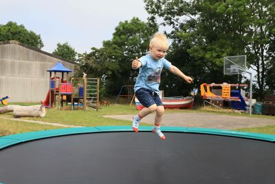 Kind beim Trampolin springen