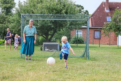 Frau Kohlhoff und Kind beim Fußballspielen